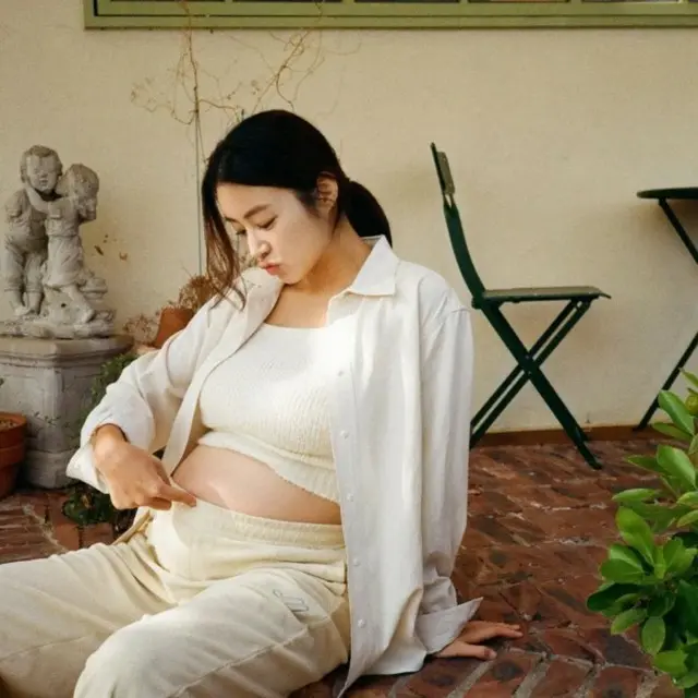 女優カン・ソラ、きれいな瞬間を画報に…眩しい臨月のDライン公開3
