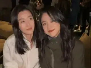 Actresses Tang WeiX Jeong JIHYO Ng, arm in arm and lovers in London...Two shots of representative beauties