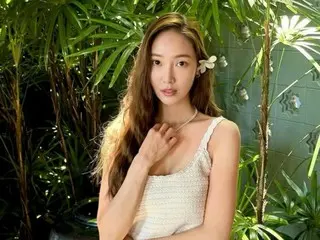 Jessica (formerSNSD (Girls' Generation)) feels confident with her waist-exposing style...Slim S-line