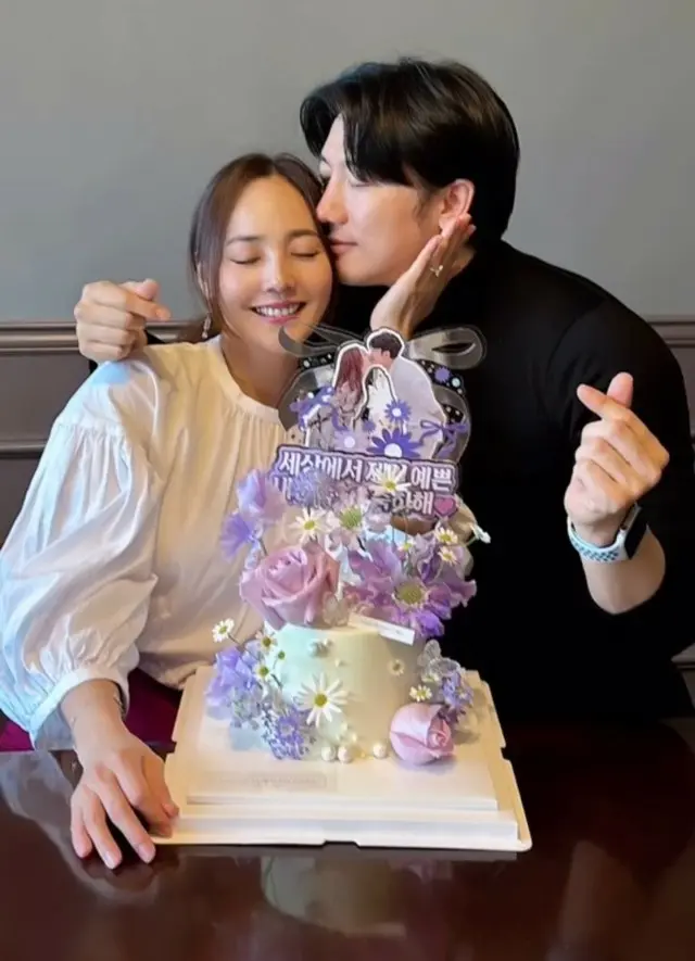 元「S.E.S」ユジン、夫キ・テヨンの“ロマンチック・キス”… 家族と幸せな43歳の誕生日を公開