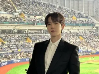 BAEK HYUN (EXO) sings the national anthem at the opening game of the "MLBSeoul Series"... His "attractive voice" filled Kocheok Dome