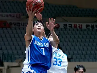 A miraculous breakthrough! The video of the handsome actor Lee Sin Young of Hot Topic scoring a splendid layup shot during his stage greeting in Japan has been released