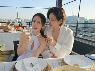 Actress Lee Da Hae and singer SE7EN celebrate their first wedding anniversary with a lavish party on the rooftop overlooking Namsan Tower