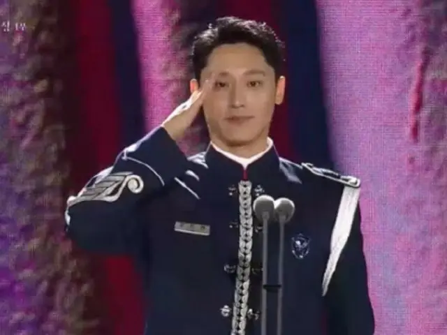 Actor Lee Do Hyun, currently in the Air Force, mentions his current girlfriend after winning Best New Actor in the Film category... "Thank you, JIYEON" = "Baeksang Arts Awards"