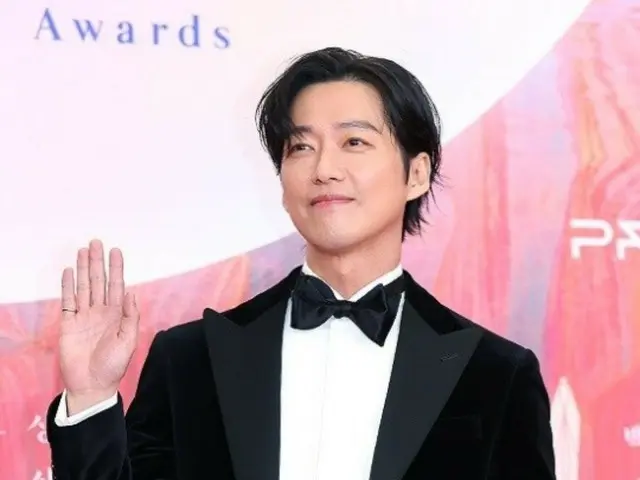 Nam Goong Min wins Best Actor award at the 60th Baeksang Arts Awards, beating out Ryu Seung Ryong and Kim Soo Hyun...Thanks to the screenwriter of "Lovers"