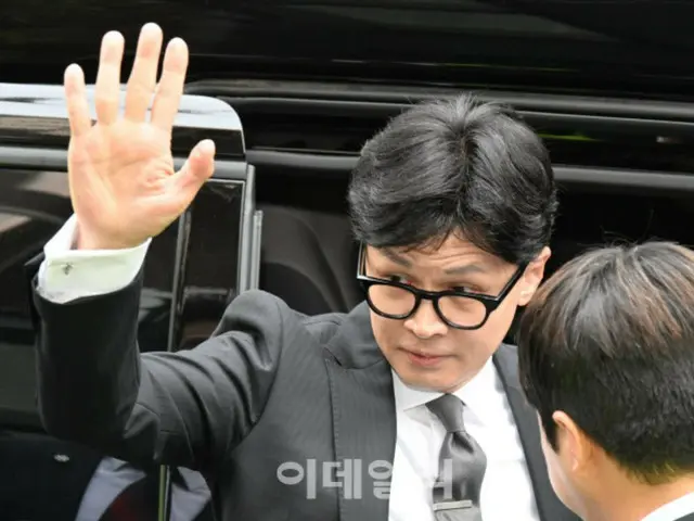 Former Emergency Response Chairman Han Dong-hoon ranks first among People Power Party leaders in favorability ratings - Korean media