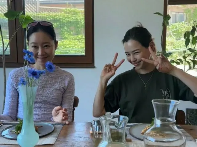 Actress Kong Hyo Jin goes on a date with her "close friends" to help her husband forget the loneliness he feels for his current military husband... Actresses Lee Hani, Park So Dam, and Jung Ho Yeon