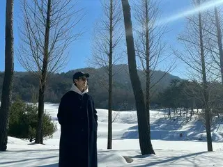 Actor Choi Woo-shik sends year-end greetings while standing on a snowy field