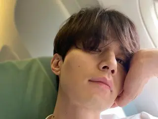 Actor Lee Dong Wook takes selfies on the plane... "I'm going to Switzerland"