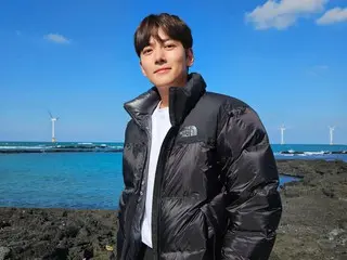 Actor Ji Chang Wook, is it already cold in Samdalli on Cheju Island? …down jacket fashion with the beautiful sea of Cheju Island in the background