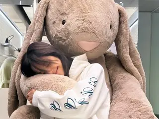 "BLACKPINK" Lisa shows off her cute pajamas in front of a big stuffed animal