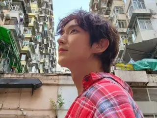 Actor Lee Jun Ki, dazzling visual with Hong Kong city in the background