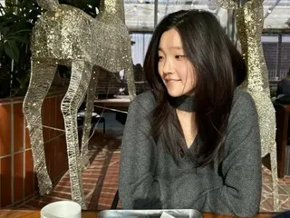 Actress Park SoDam, natural daily life at a cafe... nice atmosphere in gray knit