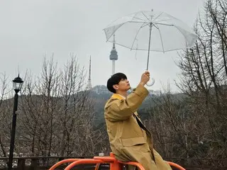 "SHINee" Minho creates an emotional atmosphere with a transparent umbrella
