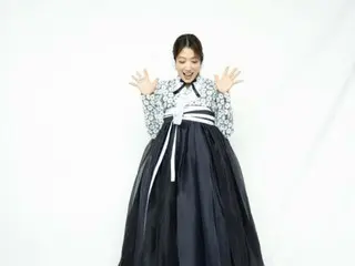 Park Sin Hye exudes cute charm in an elegant hanbok... "Today is Doctor Slump's day"