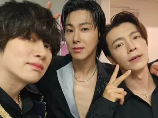 “SUPER JUNIOR” Hee-chul poses with “TVXQ” Yunho & DONG-HAE after “SMTOWN LIVE”… “Show Me Your Love”