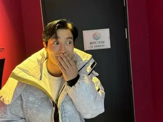 "SUPER JUNIOR" Siwon happily snaps in front of the dressing room of "LE SERAFIM"