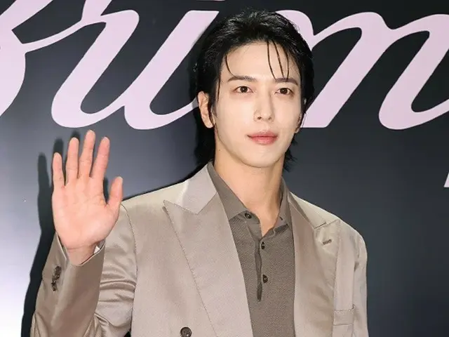 [Photo] "CNBLUE" Jung Yong Hwa greets in a chic manner