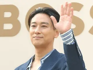 [Photo] Actor Joo Ji Hoon attends the "BOSS" presentation... a relaxed greeting