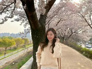 Actor Jin Se Yeon, pure goddess enjoying cherry blossom viewing... "More beautiful than flowers~"