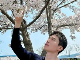 Actor Lee Dong Wook, handsome and visually in full bloom under the cherry blossoms