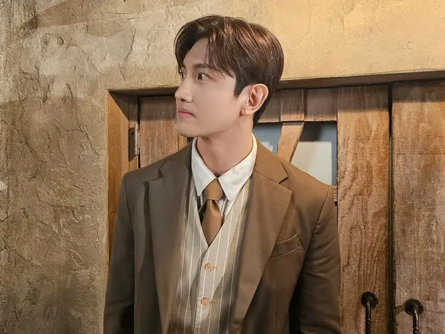TVXQ's Changmin releases behind-the-scenes photo from the profile shoot for the musical "The Benjamin Button"... "Just like Benjamin"