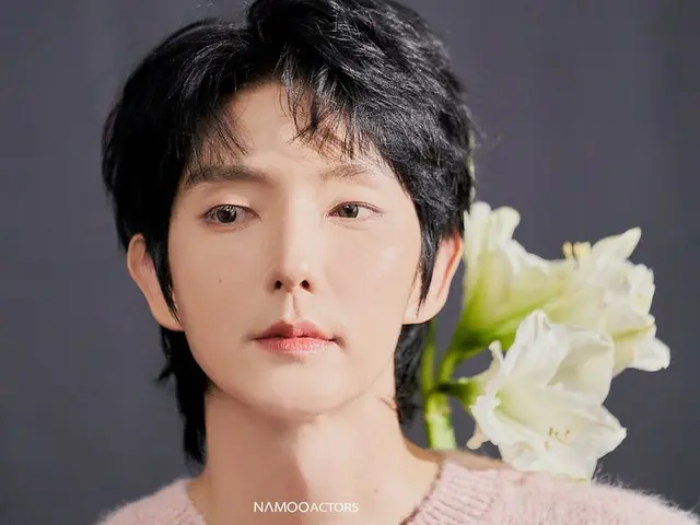 Actor Lee Jun Ki, a flower visual that rivals flowers... Reveals behind-the-scenes footage of fan meeting poster shoot