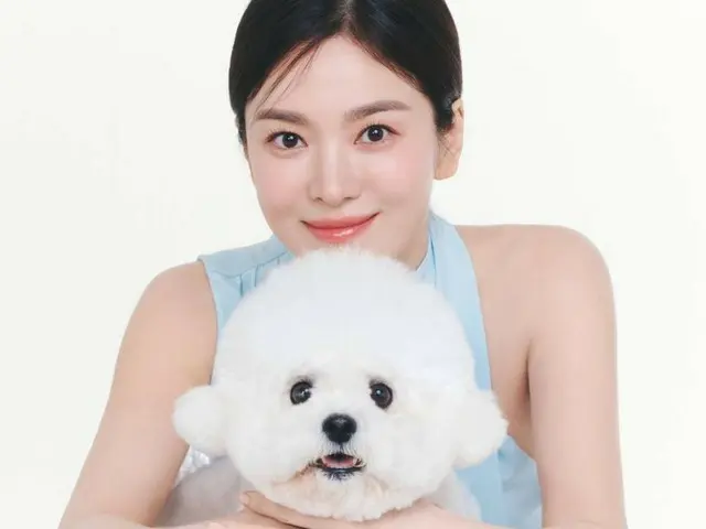 Song Hye Kyo releases a photo of her and her pet dog Ruby looking alike