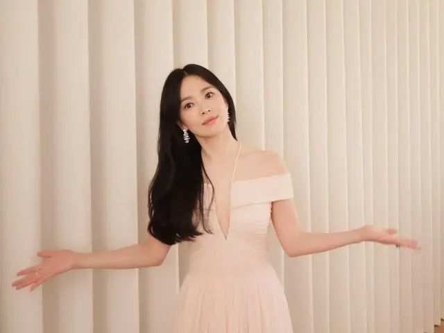 Actress Song Hye Kyo shows off her goddess-like beauty in a light pink dress