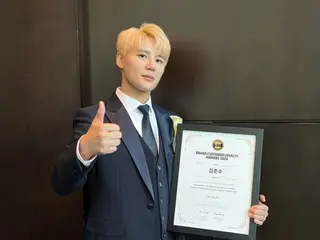 Kim Jun Su (Xia) wins "Brand Customer Loyalty Award"... "It means a lot to me because it's my first time receiving this award"