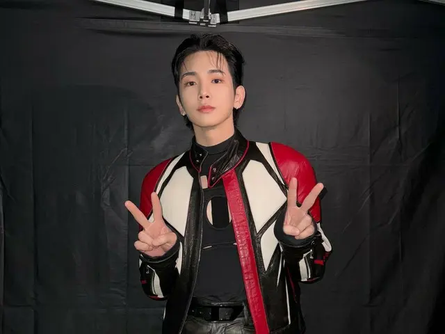 SHINee's KEY releases photo of his appearance at KCON JAPAN... cool peace sign
