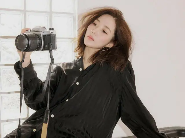 Actress Park Min Young exudes a unique style with a camera
