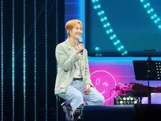 SHINee's Onew successfully concludes his first Exclusive Fan Meeting "GUESS!"... Moved by the pearl aqua blue waves