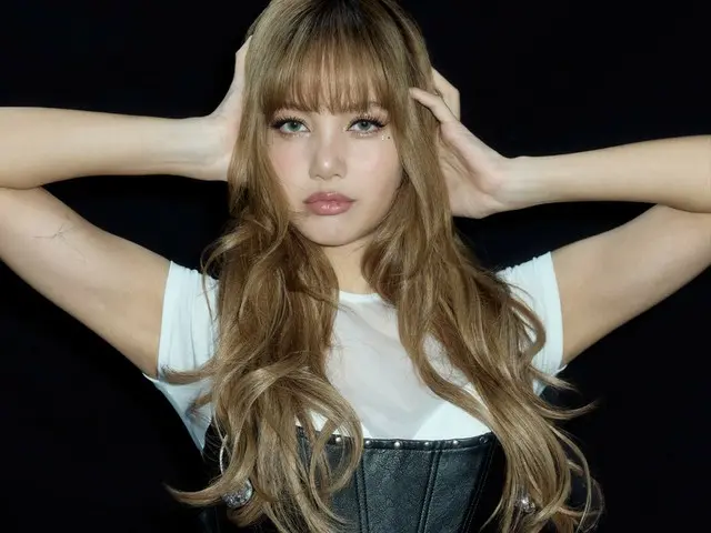 BLACKPINK's Lisa reveals behind-the-scenes footage from her concert in her hometown of Thailand... including photos of her hugging the band members