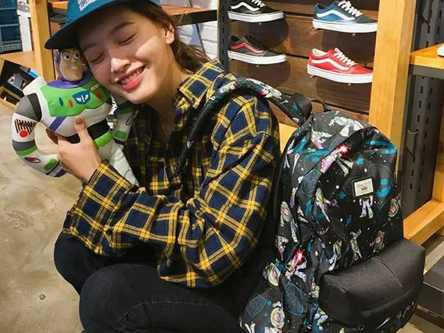 ”RAINBOW” Jae Kyung, reunited with ”Toy Story” buzz at a shoe store.