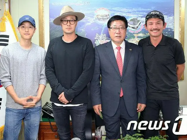 Actor Song Joong Ki, So Ji Sub, Hwang Jung Min, Gangwon-do Visited ChuncheonCity Hall. Commemorative