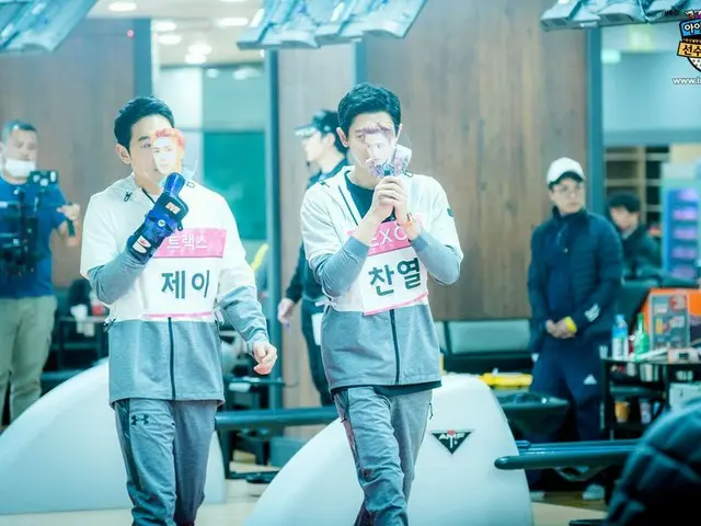 EXO Chanyeol x TRAX Jay's coalition team entered. For some reason SEHUN and DO a