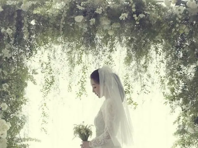 ”shocking marriage” actress Choi Ji Woo, wedding photos released.