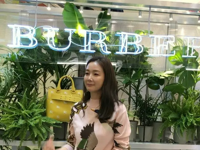 【G Official vog】 Actress Choi Ji Woo, join the exclusive back collection atthe Burberry pop-up store
