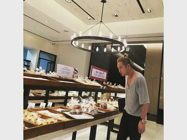 【G Official】 ”Keun Chan” Jang Keun Suk, today's photo. ● I bought some bread..