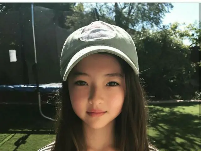 Trainee who contracted with YG is a topic. Ella Gloss, Korean-American. Born in 