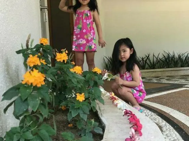 SES shoes, the twin daughter 's daughter' s recent status released. Gaze to Raji