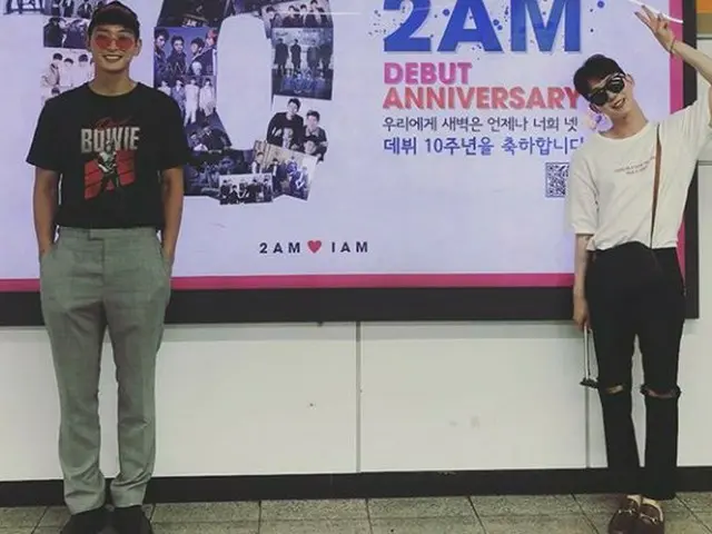 2AM Jo Kwon, released his 10th anniversary certificate photo taken with Zinun.Additions.