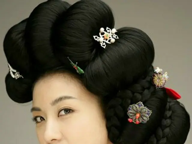 Controversial outburst in real person, portrait of TV series "Fan · Jini" starri