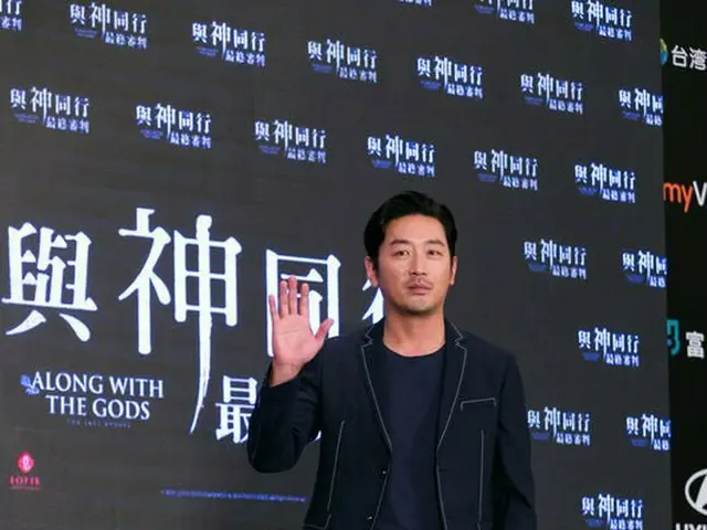 Actor Ha Jung Woo, attended the Asian promotion of movie ”with God - cause andedge”. Over 200 media