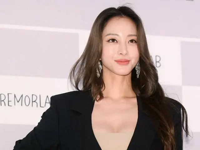 Actress Han Ye Seul, topic in "illusion costume".  ● Attended the ceremonial eve
