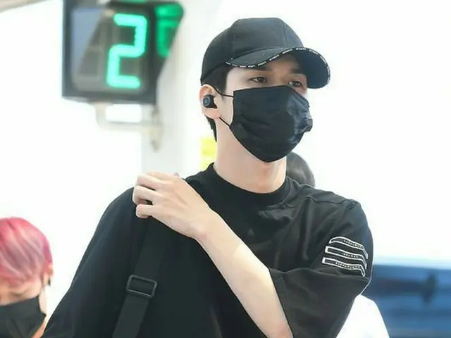 WANNA ONE Ong Sung Woo, Airport fashion. For KCON appearance in LA.