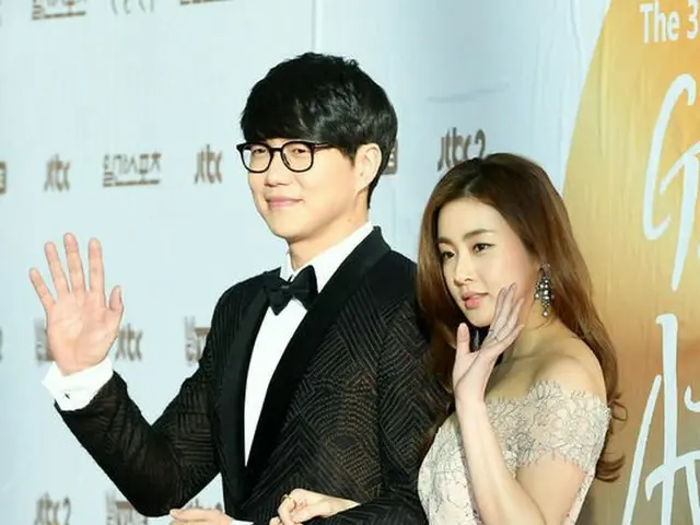 Singer Sung Si Kyung, actress Kang So Ra, joining the red carpet as MC of theday. @ Golden Disc awar