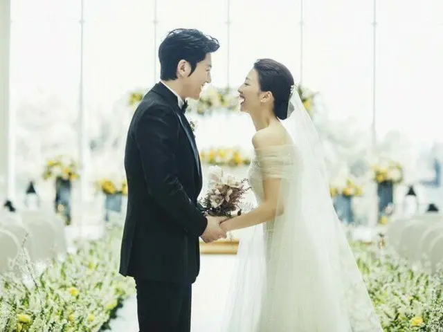 Actress Park Ha Sun, actor Ryu Su Young, yesterday, a non-released wedding.Today, only photos are re