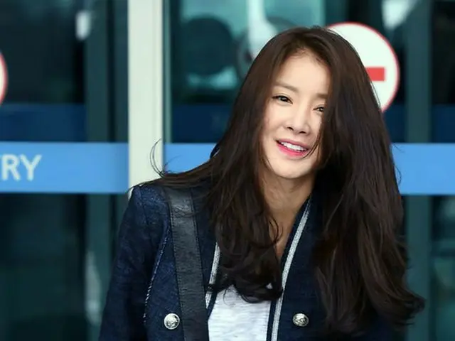 Actress Lee Si Young departure to France · Paris for painting shooting.